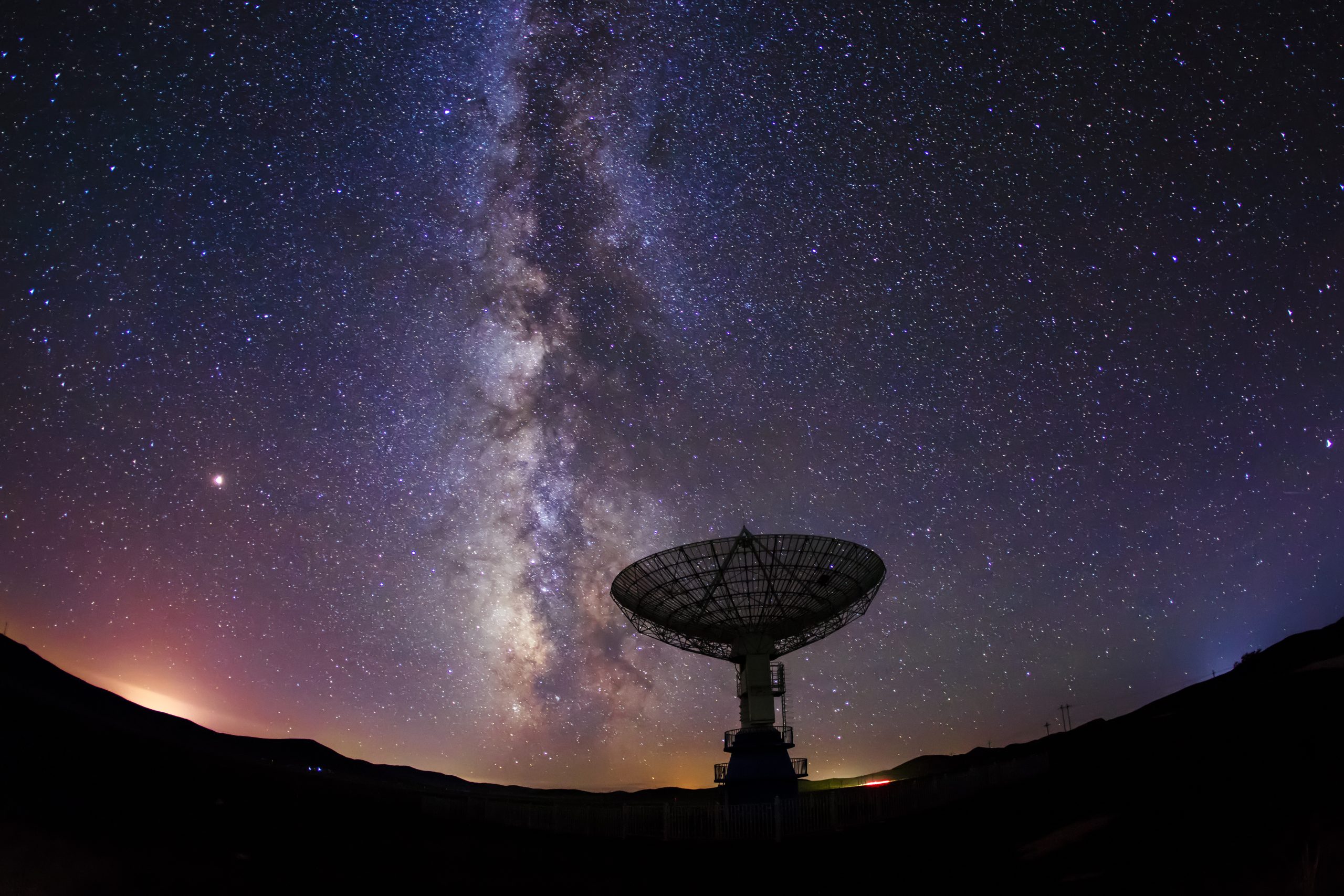 Radio telescopes and the Milky Way at night