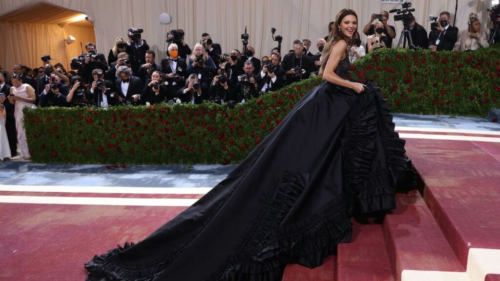 Kendall Jenner Glams Up The Met Gala In A Black Ball Gown!!