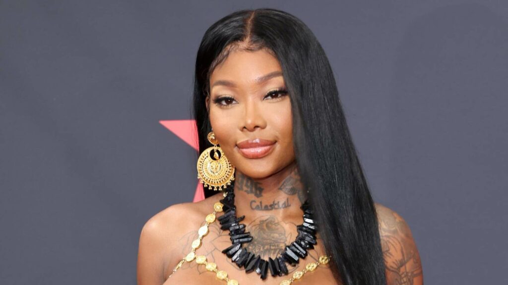 Summer Walker Arrival In BET Award! She Glows On BET Award In Topless