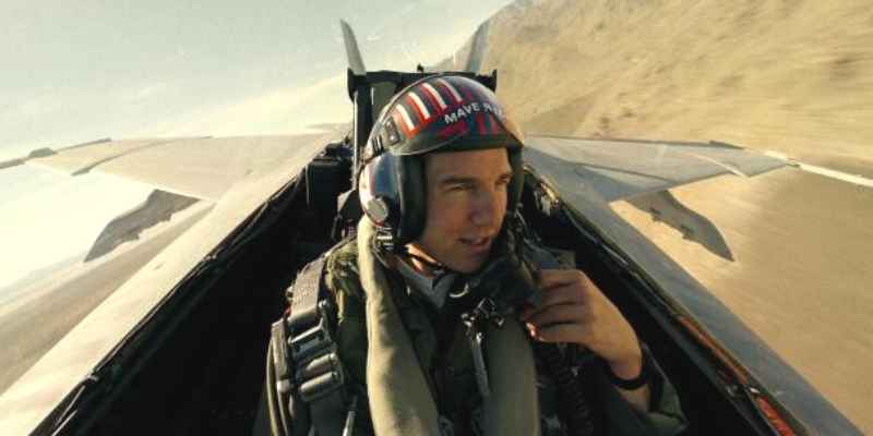 Tom Cruise Delights Royal Force Air Of UK By Posing For Pics