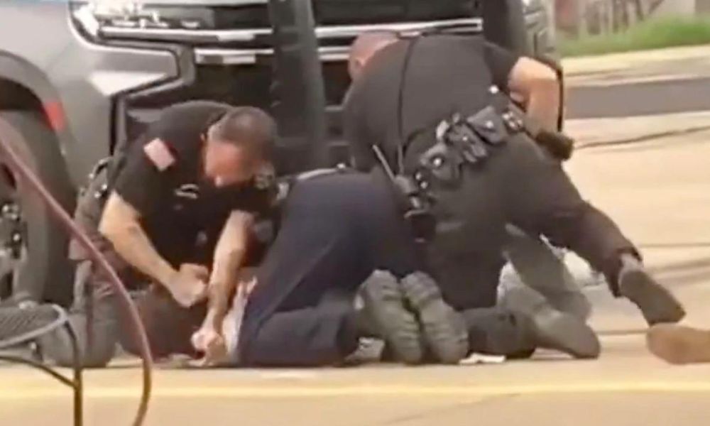Arkansas Police Beating! Arkansas Officers Suspended After Video Shows A Man Being Beaten