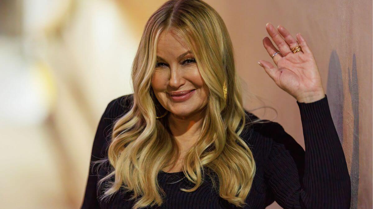 Jennifer Coolidge's Net Worth, Height, Age, Family, Relationship