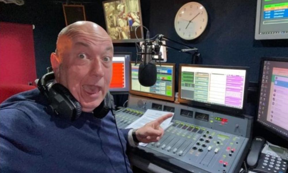 Un présentateur de radio britannique de 55 ans est décédé à l'antenne lors d'un petit-déjeuner diffusé