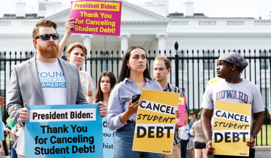 Supreme Court Blocks Biden's New Student Loan Repayment Plan